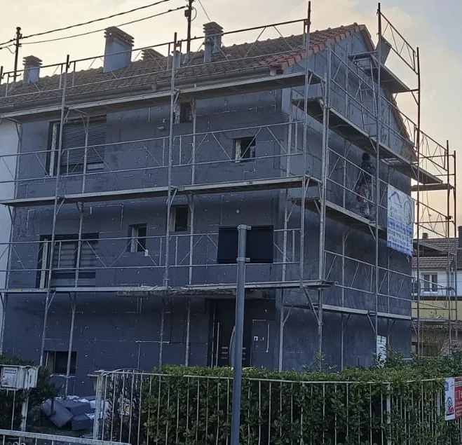 Chantier d'isolation thermique par l'extérieur à Haguenau : panneaux isolants posés sur une maison sous échafaudage, Aydin Isolation