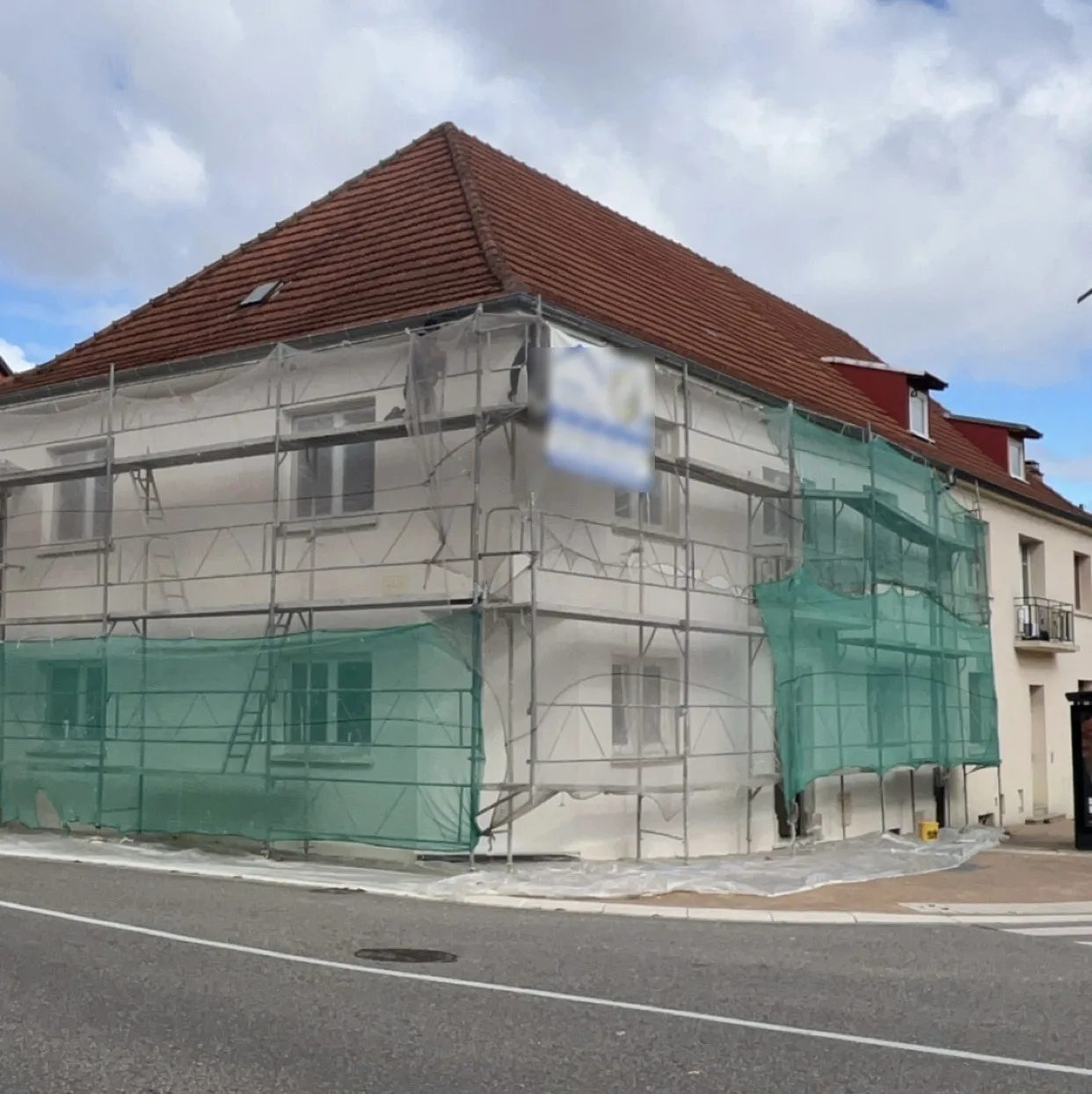 Ravalement de façade en cours à Bischwiller, sous échafaudage