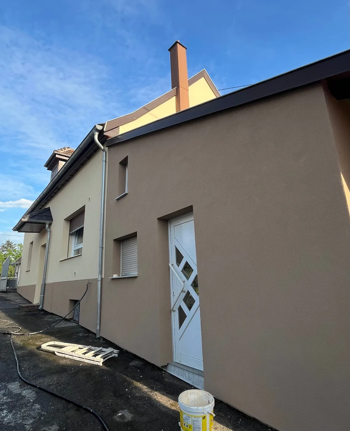 Maison de Sessenheim après isolation par l'extérieur, façade et muret terminés