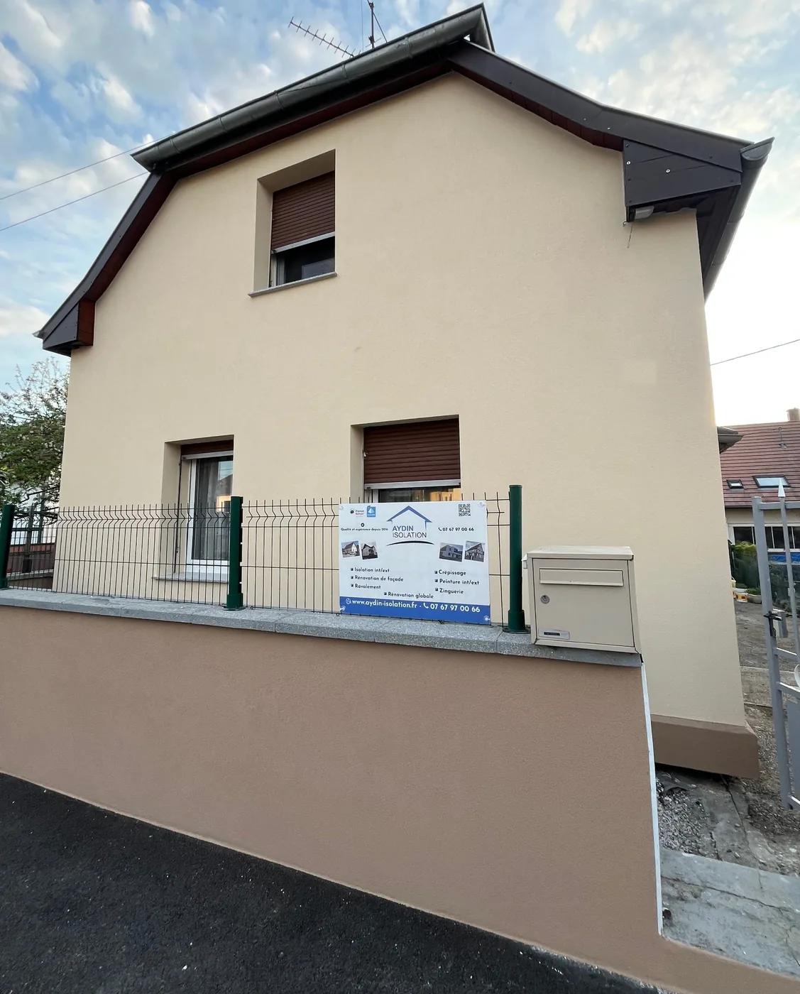 Finition de l'enduit de façade à Sessenheim, travaux d'ITE Aydin Isolation